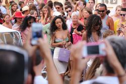 th_159343837_RihannashoppinginSt.Tropez23.7.2012_68_122_135lo.jpg