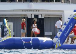 th_185681775_RihannaparasailinginCannes24.7.2012_56_122_164lo.jpg