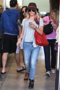 th_895963565_AshleyTisdale03032012OutWithFriendsinSantaMonica26_122_478lo.jpg
